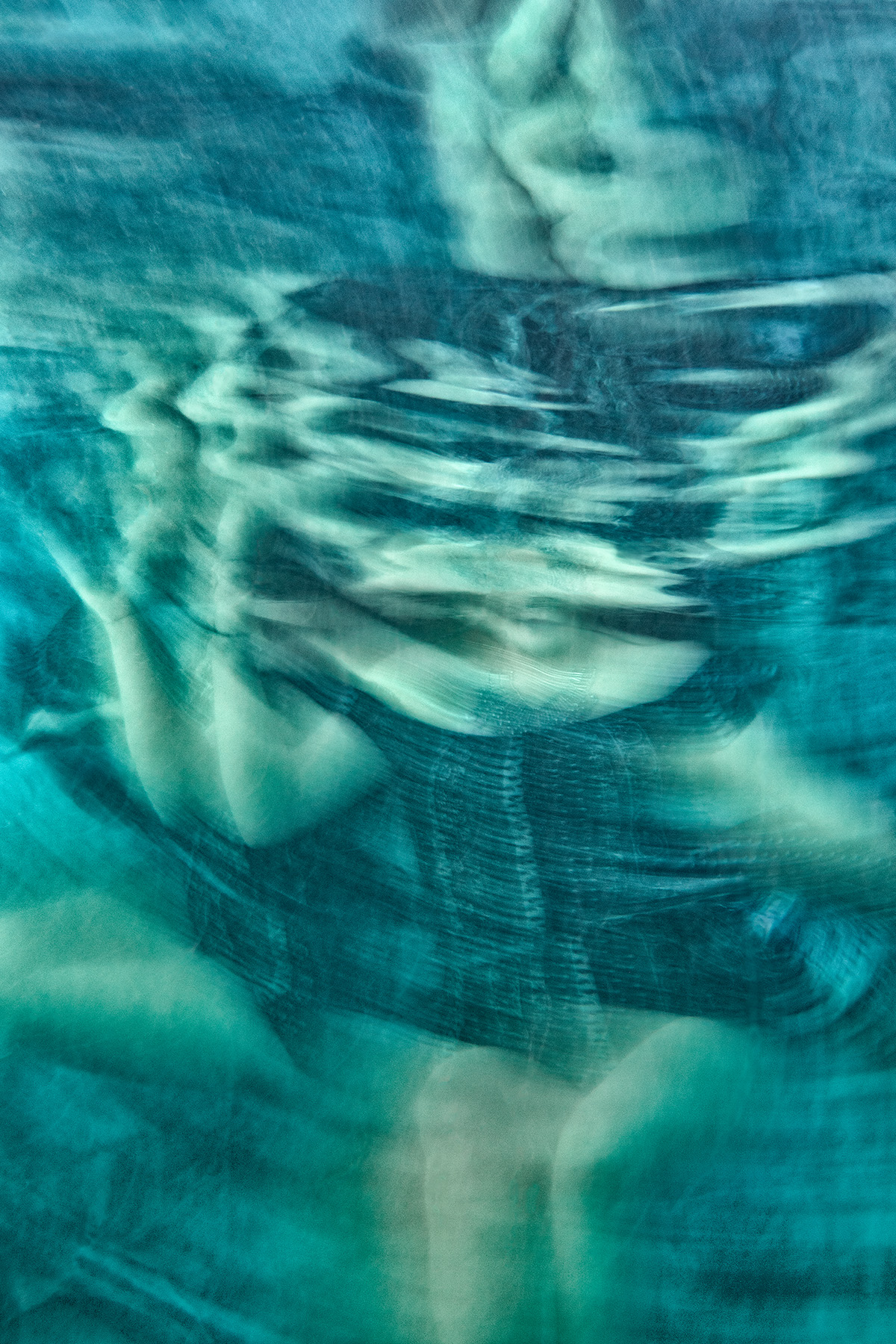 slow shutter movement underwater mirror reflection dance canon 