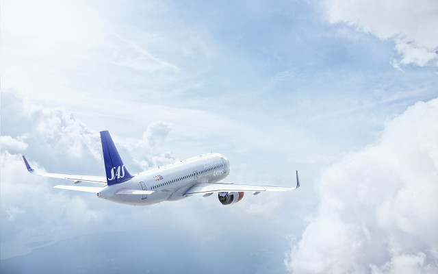 SAS flygplan bland molnen