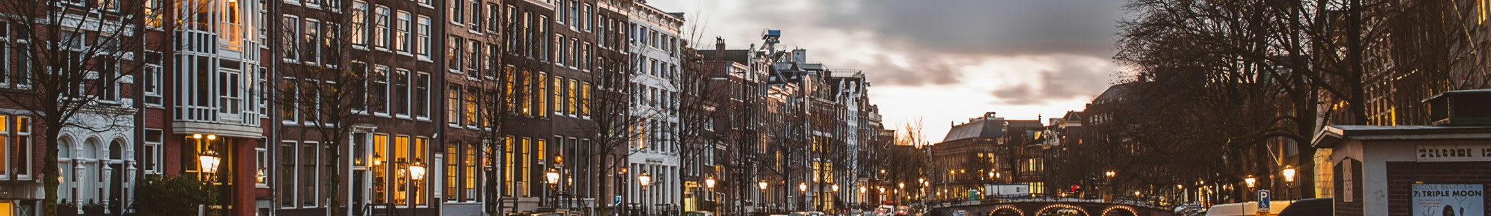 Centre-ville d'Amsterdam, vue sur la rivière le soir