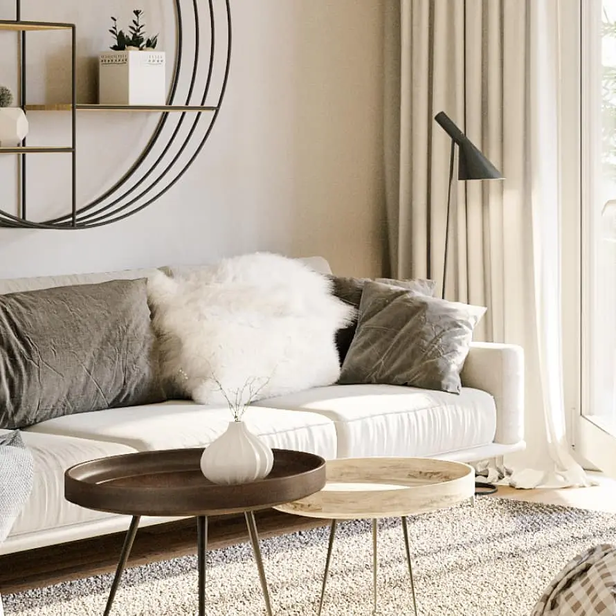 Nahaufnahme einer modernen und hellen Wohnzimmer-Einrichtung mit Sofa, Beistelltisch und Regal.