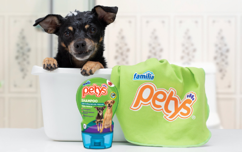 La frecuencia para bañar a un perro dependerá de su raza y estilo de vida, usa siempre  productos diseñados para su piel, como los Shampoo Petys. Conoce más.