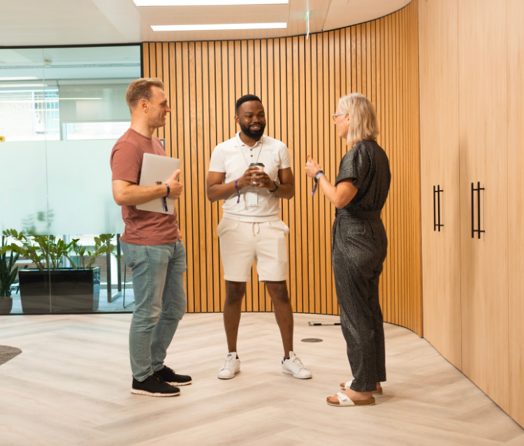 3 Personios standing in group