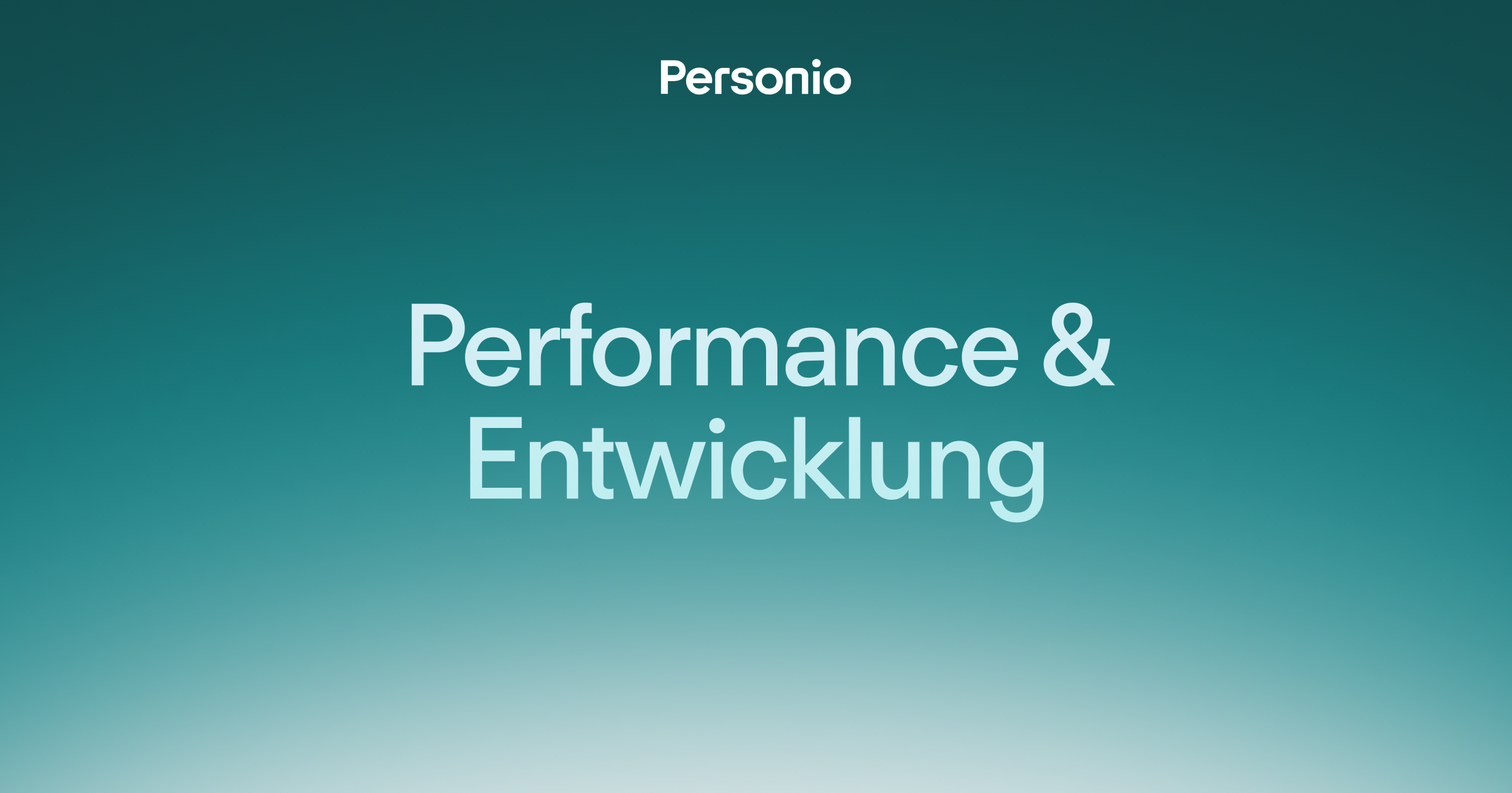 Personio-Logo auf türkisem Hintergrund mit dem Text „Performance & Entwicklung" in heller Schrift.
