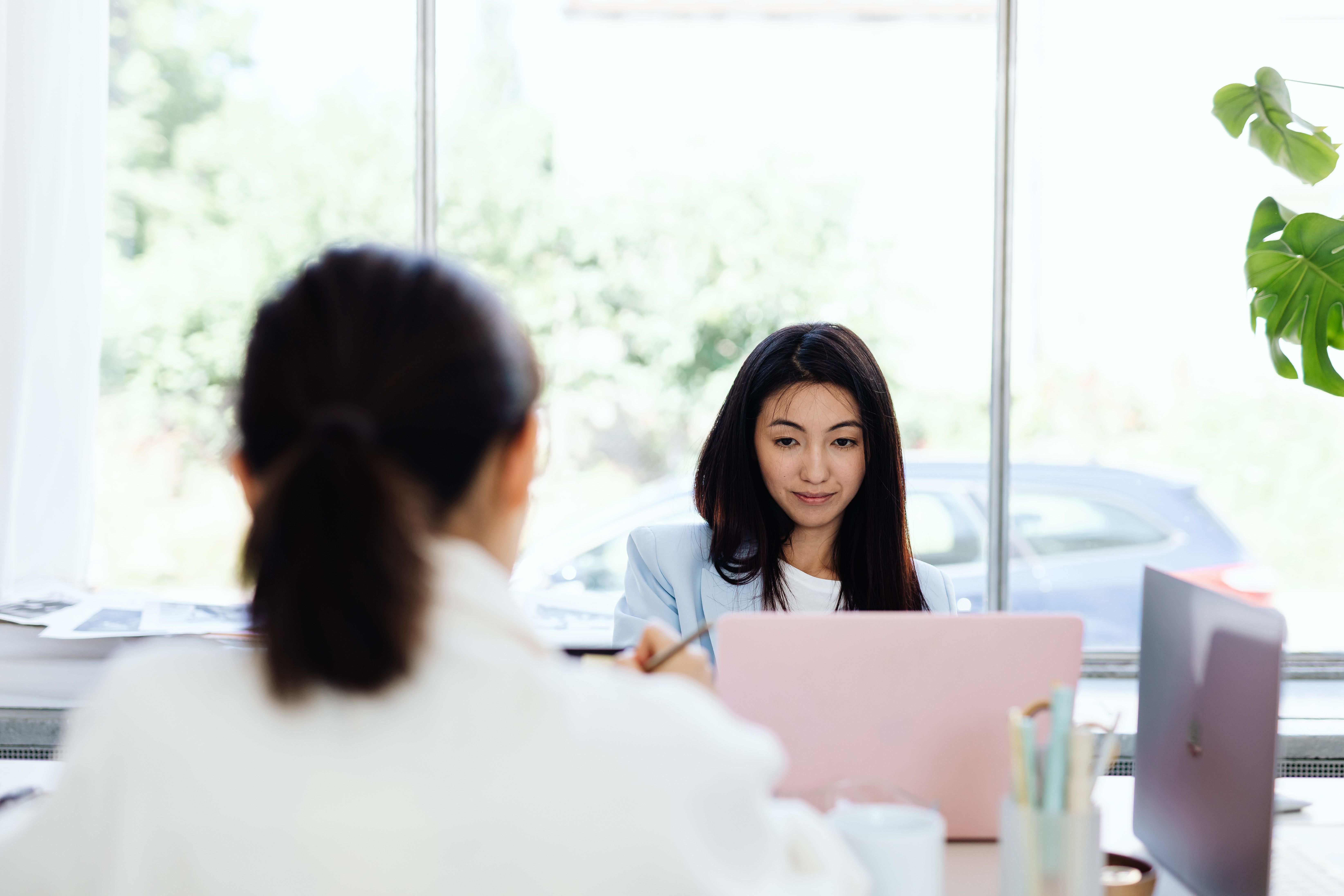 Recruiter voert sollicitatiegesprek met kandidaat op kantoor