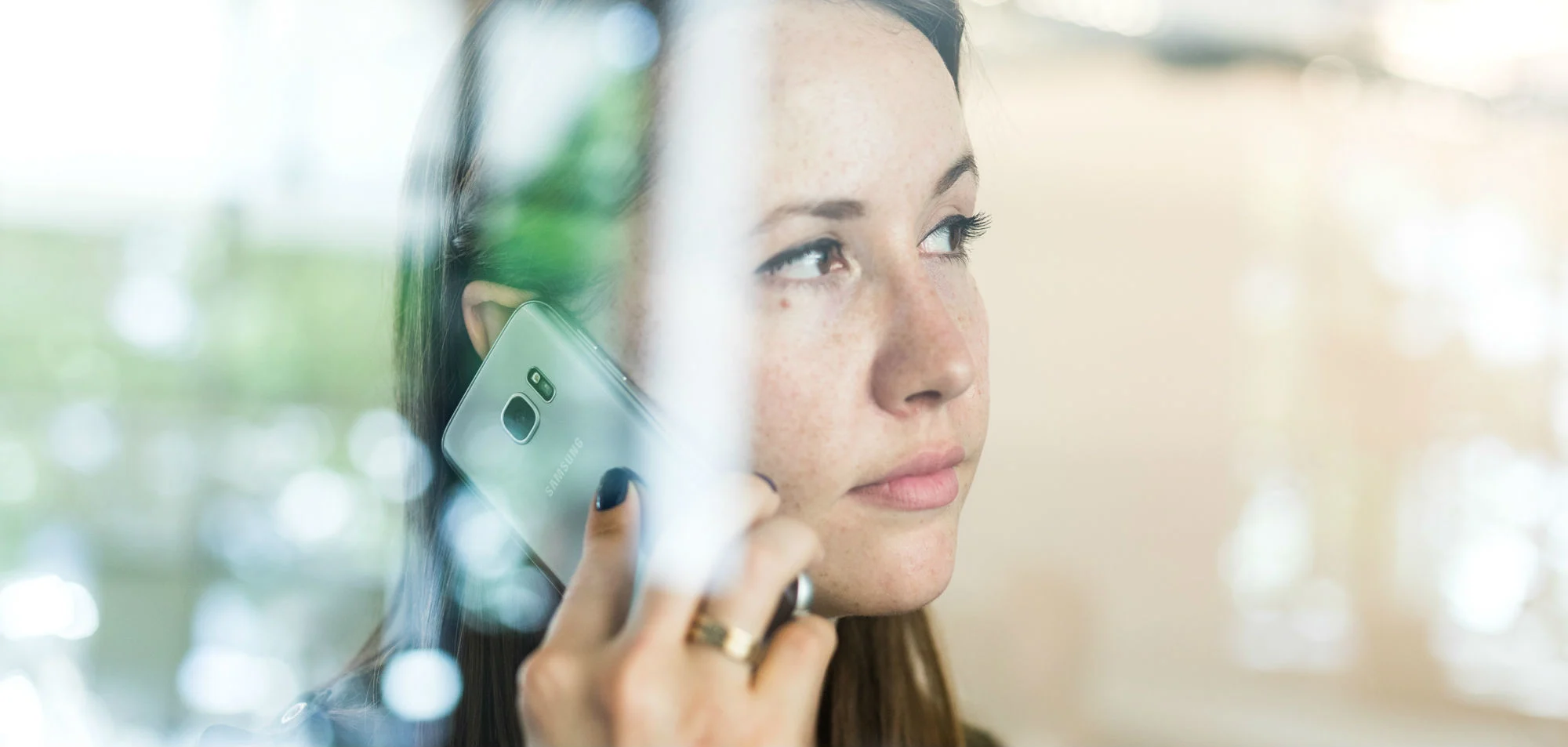 Personalerin spricht am Telefon über Wegeunfall.