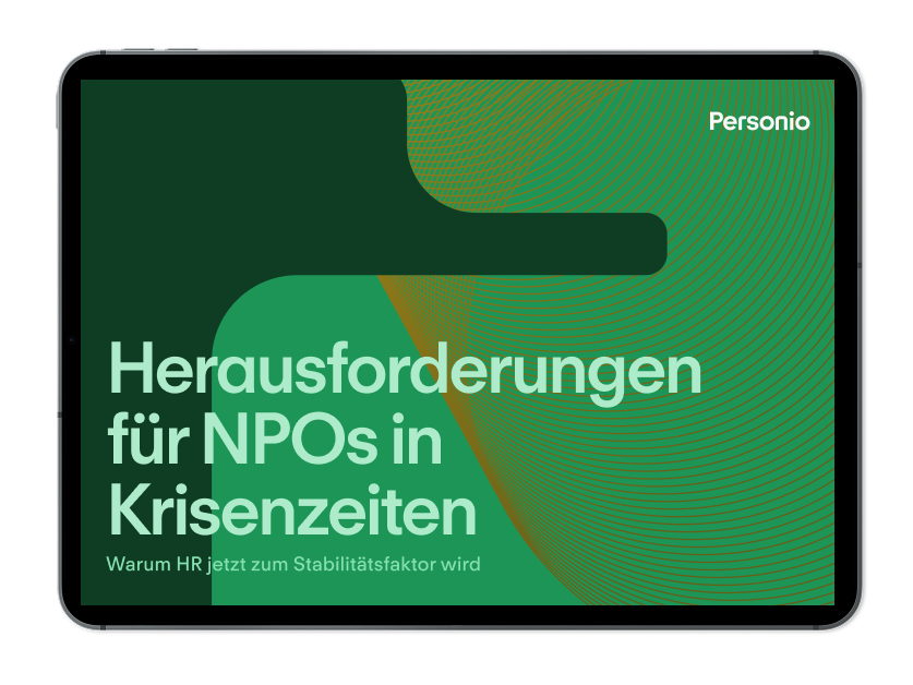 Tablet mit grünem Hintergrund zeigt "Herausforderungen für NPOs in Krisenzeiten" und Personio-Logo in der oberen rechten Ecke.