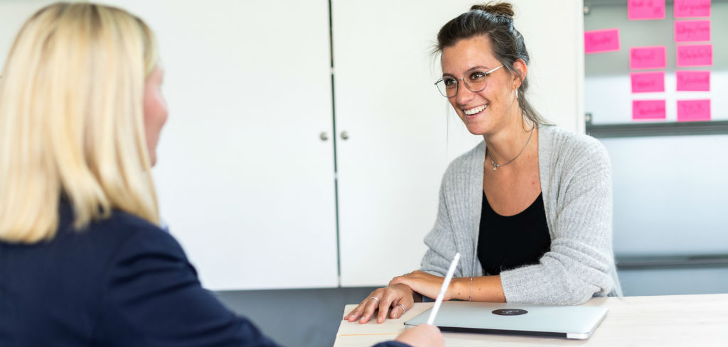 Kandidatin beim Bewerbungsgespräch Interview