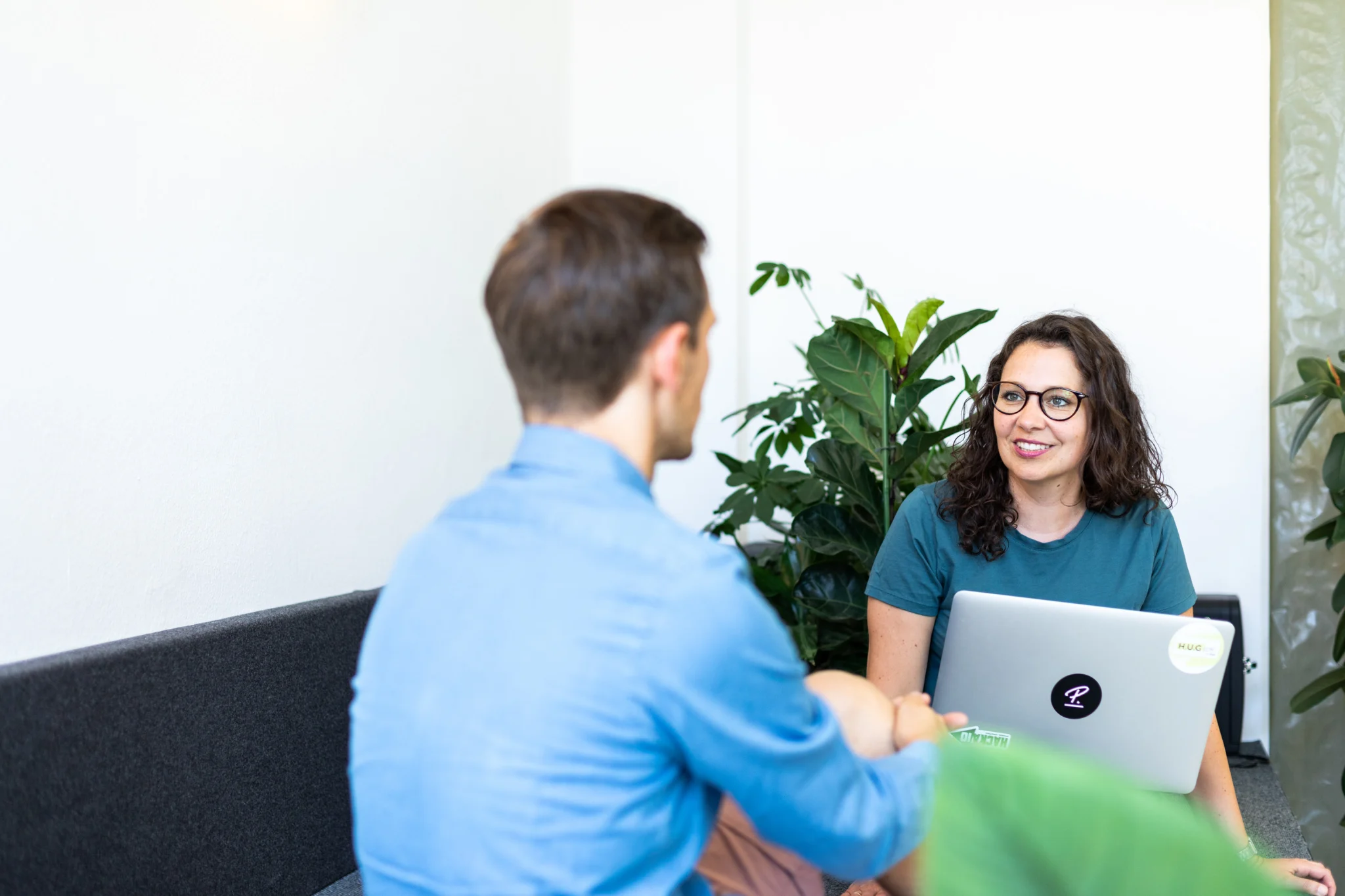 Kollegen besprechen A1 Bescheinigung