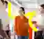 Mitarbeitende unterhalten sich im Büro.