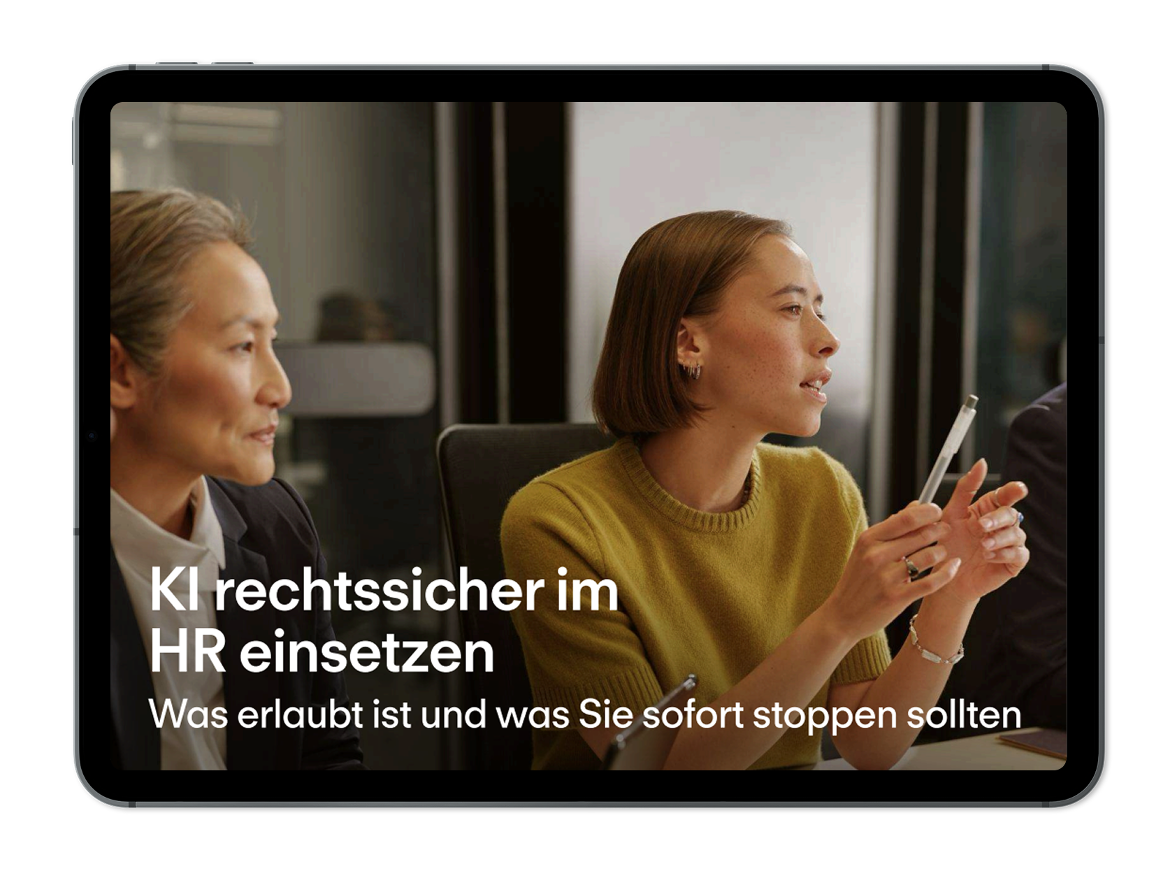 Tablet zeigt zwei Frauen im Büro mit Text: "KI rechtssicher im HR einsetzen – Was erlaubt ist und was Sie sofort stoppen sollten".
