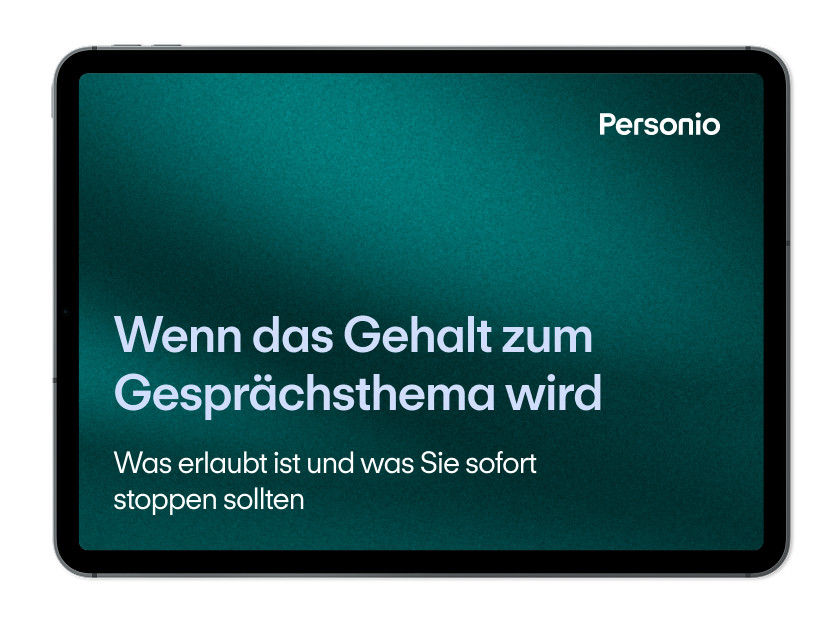 Tablet mit dunkelgrünem Bildschirm zeigt Personio-Leitfaden: "Wenn das Gehalt zum Gesprächsthema wird" in weißer Schrift.