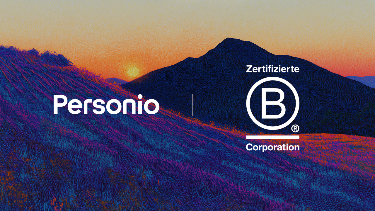 Personio-Logo und Zertifizierte B Corporation-Siegel vor einer farbenfrohen Berglandschaft bei Sonnenuntergang.
