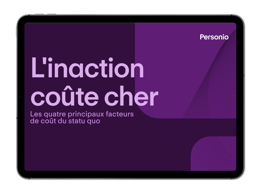 Tablette affichant une présentation Personio sur fond violet avec le titre "L'inaction coûte cher" et sous-titre sur les facteurs de coût du statu quo.