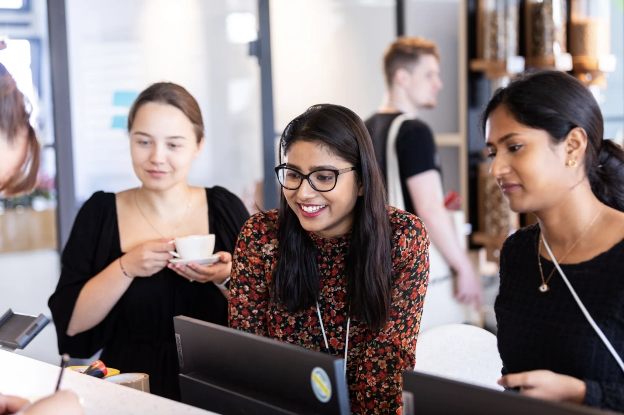 Kolleginnen arbeiten zusammen in einem modernen Büro