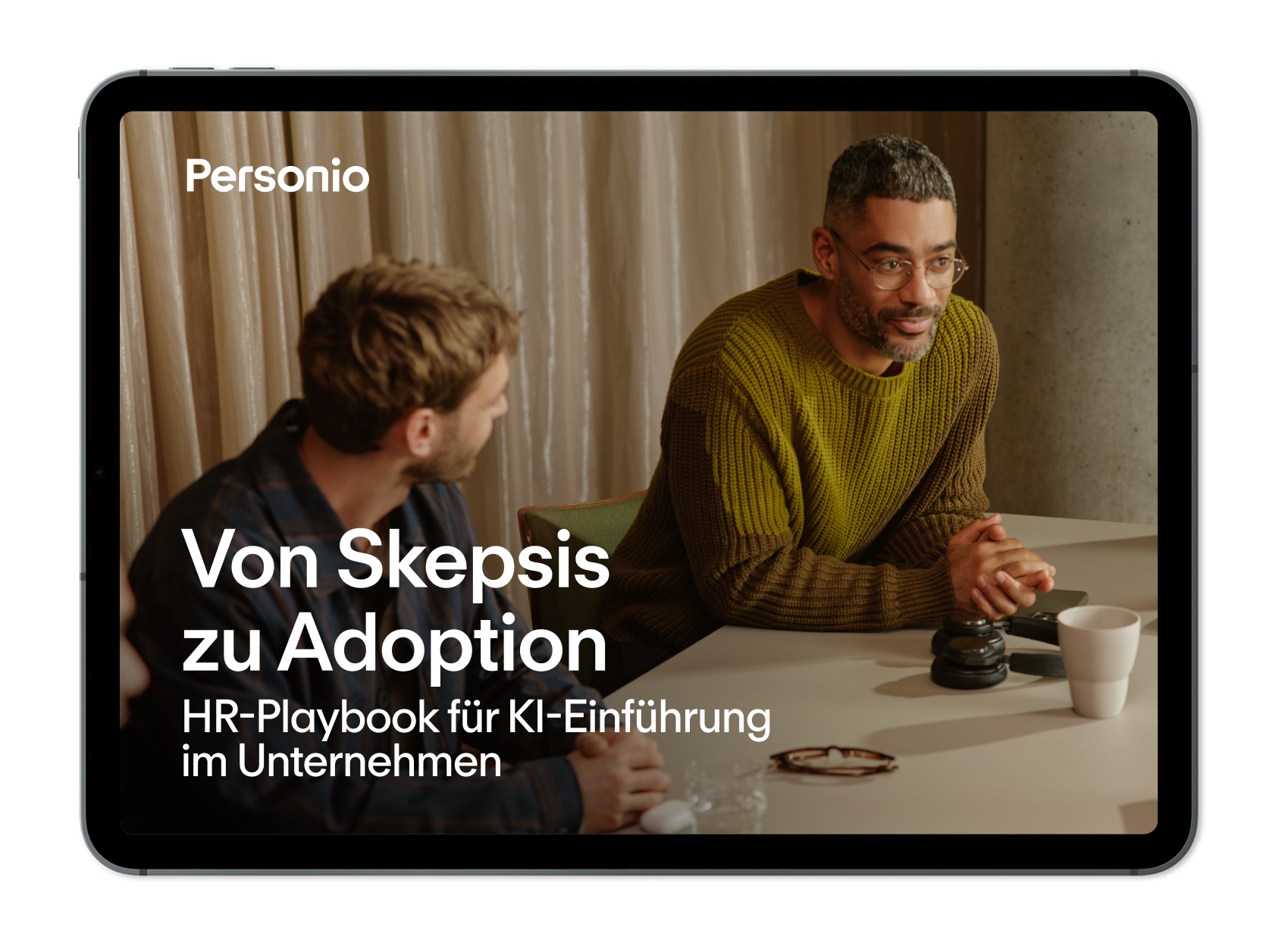 Tablet zeigt Personio-Guide "Von Skepsis zu Adoption – HR-Playbook für KI-Einführung" mit zwei Männern im Gespräch.