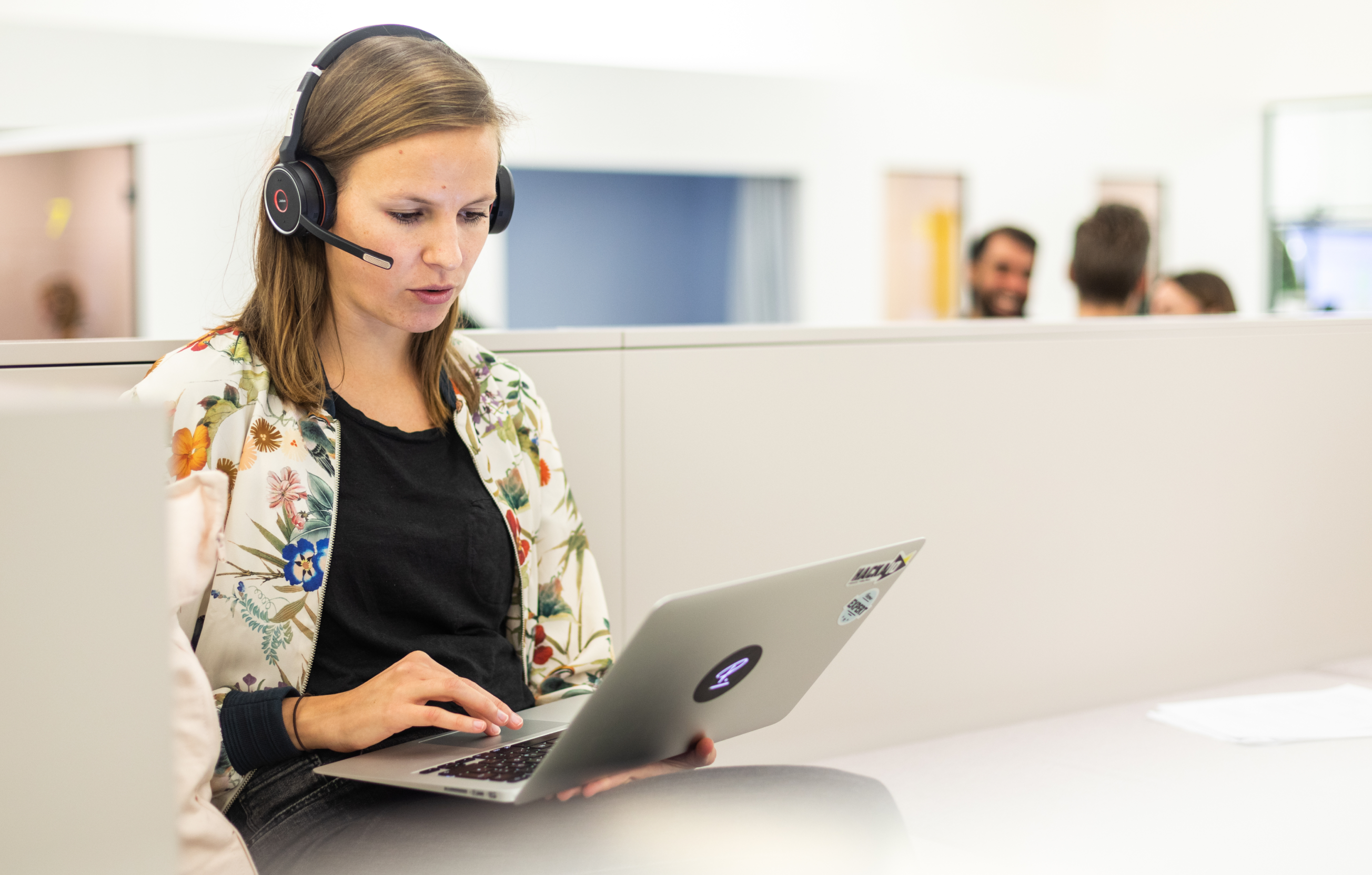 Vrouw werkt op een computer