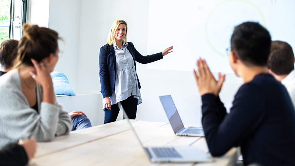 HR Managerin hält Präsentation vor Kollegen