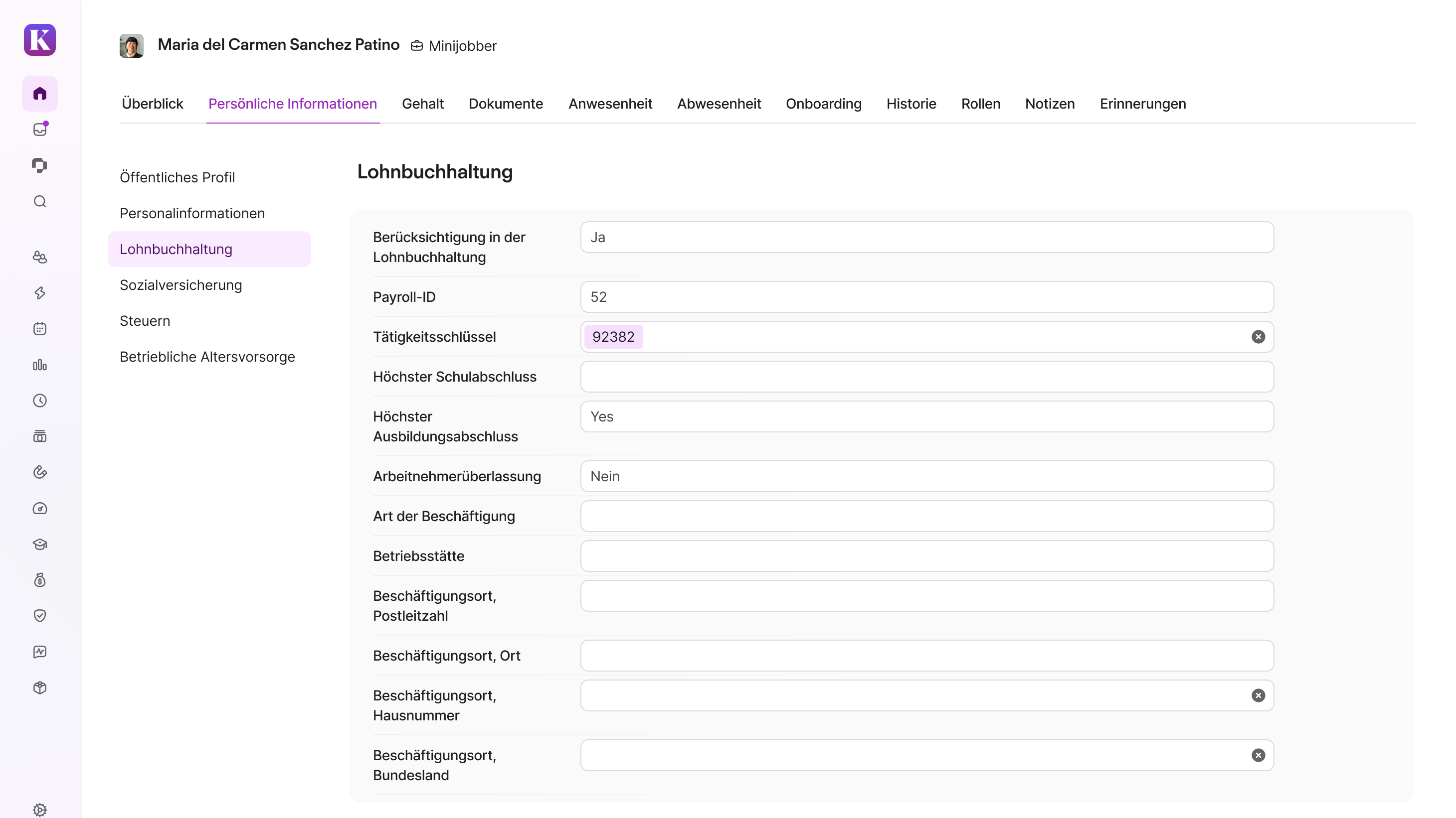 Personio-Mitarbeiterprofil mit Payroll-Daten, zeigt Felder wie Payroll-ID, Tätigkeitsschlüssel und Beschäftigungsort für Maria del Carmen Sanchez Patino.