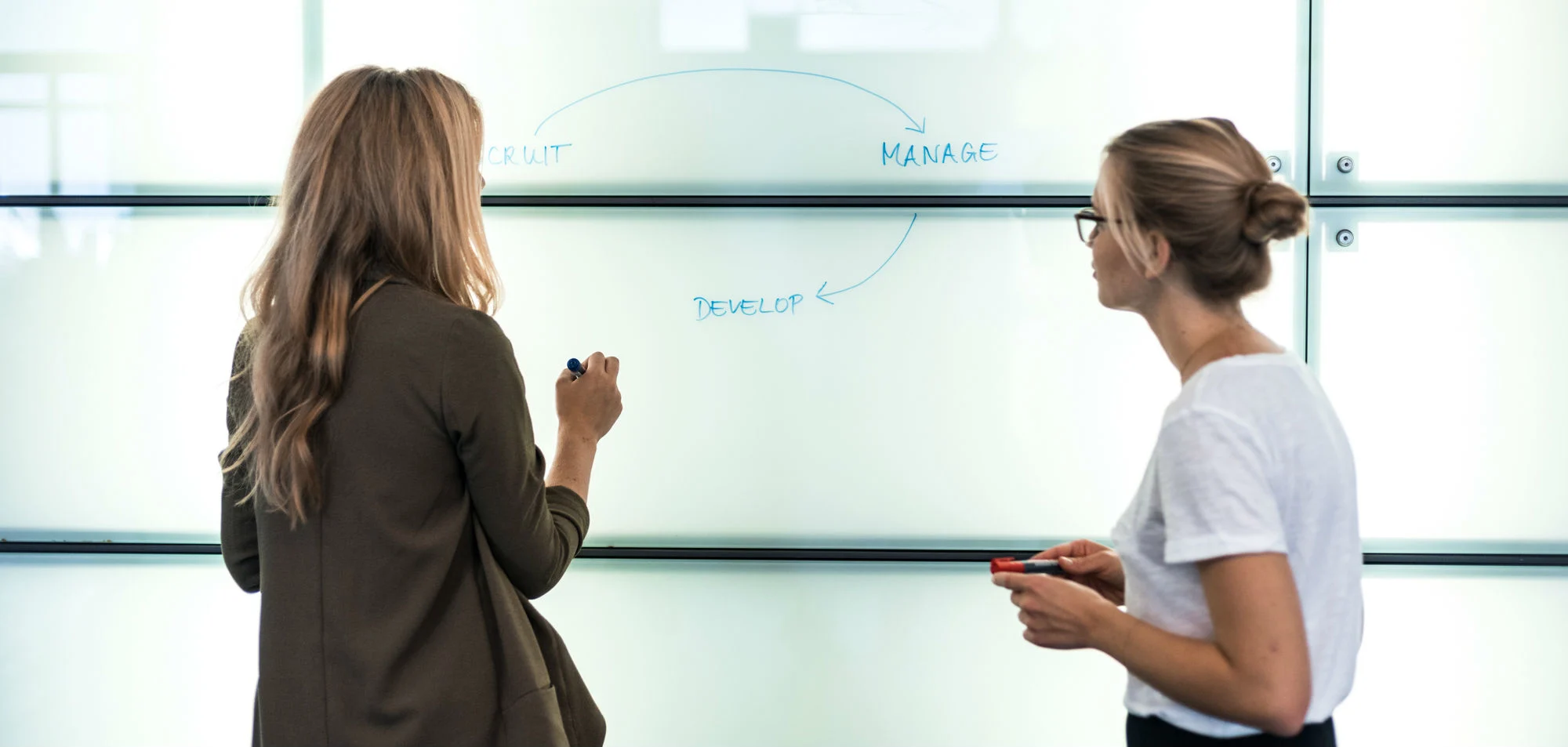 Zwei Personalerinnen machen Brainstorming zu HR-Zielen.