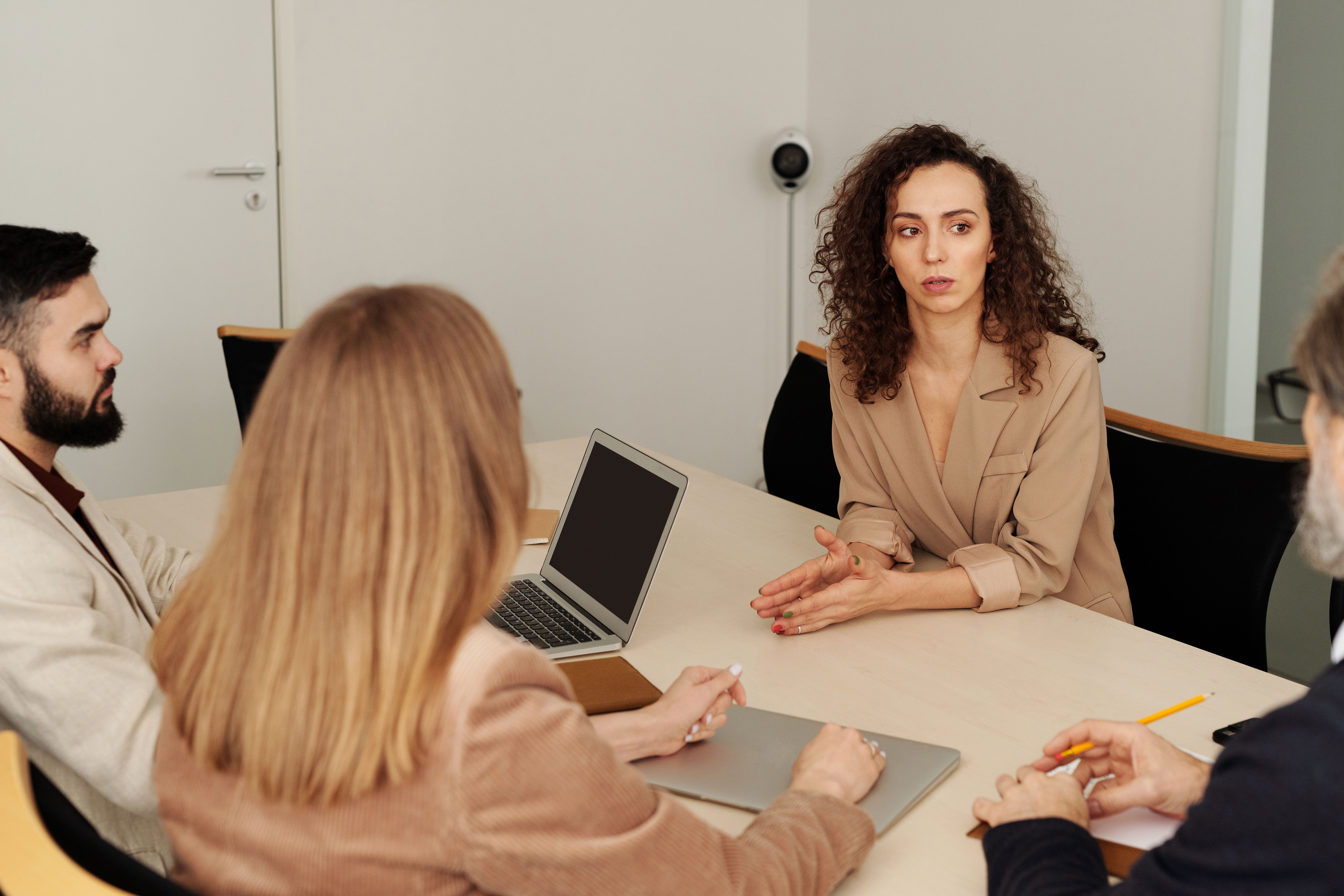 HR-team bespreekt AI en personeelsbeheer tijdens een overleg
