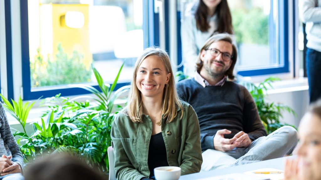 Mitarbeiterin sitzt im Büro