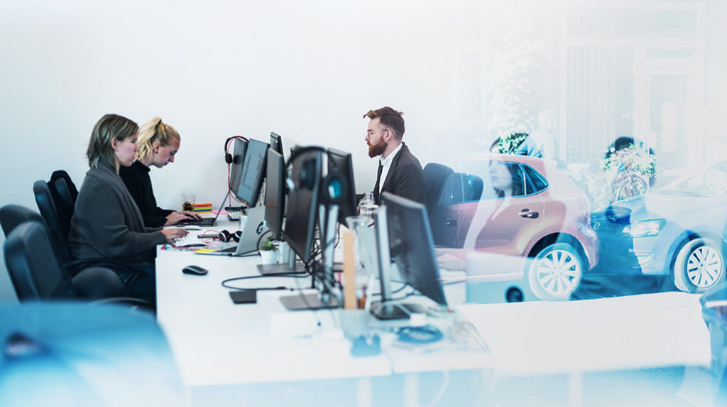 Mitarbeiter arbeiten konzentriert im Schaufenster