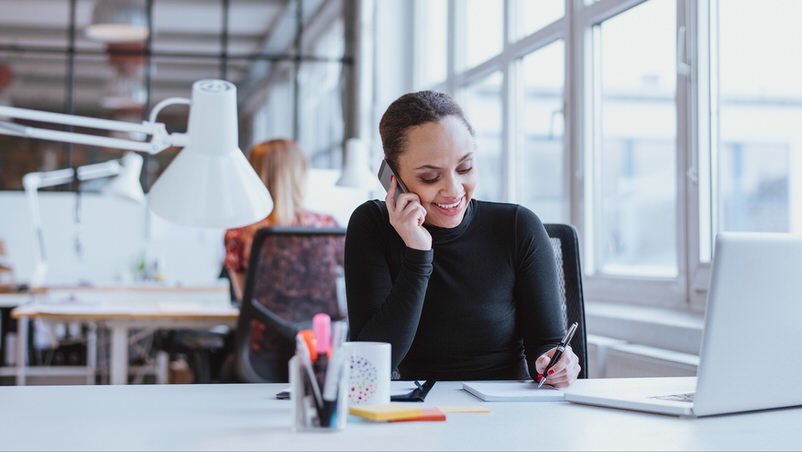 HR Manager am Telefon und Computer Mitarbeiter