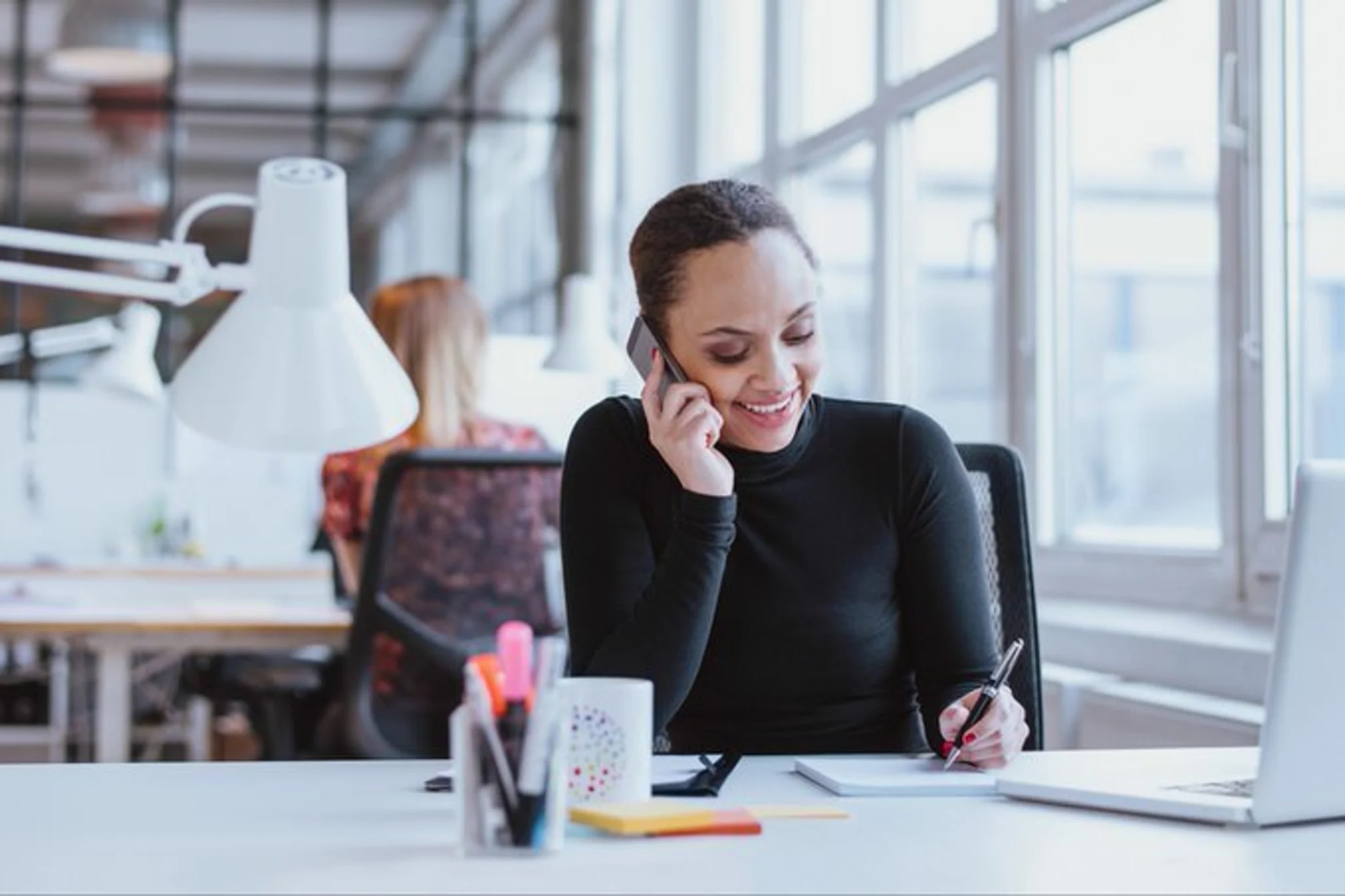 HR Manager am Telefon und Computer Mitarbeiter