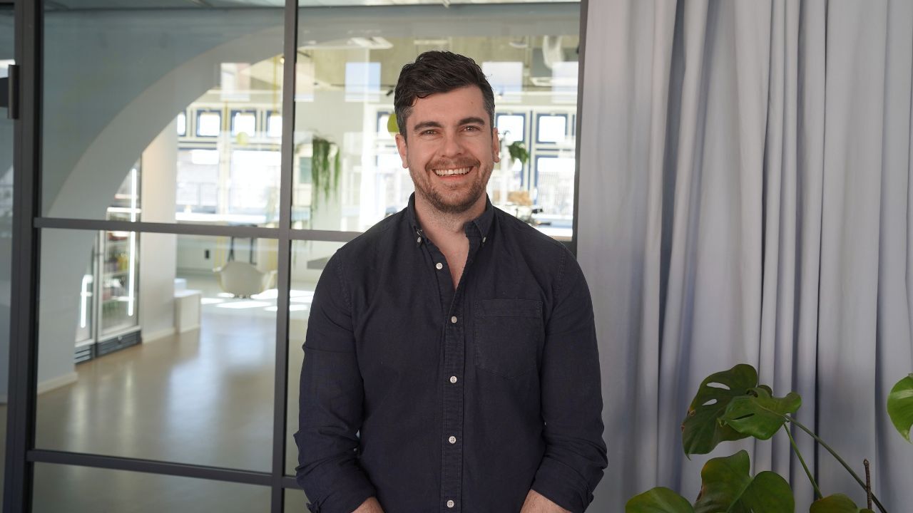 Ciaran smiling in Hopfenpost in Munich office