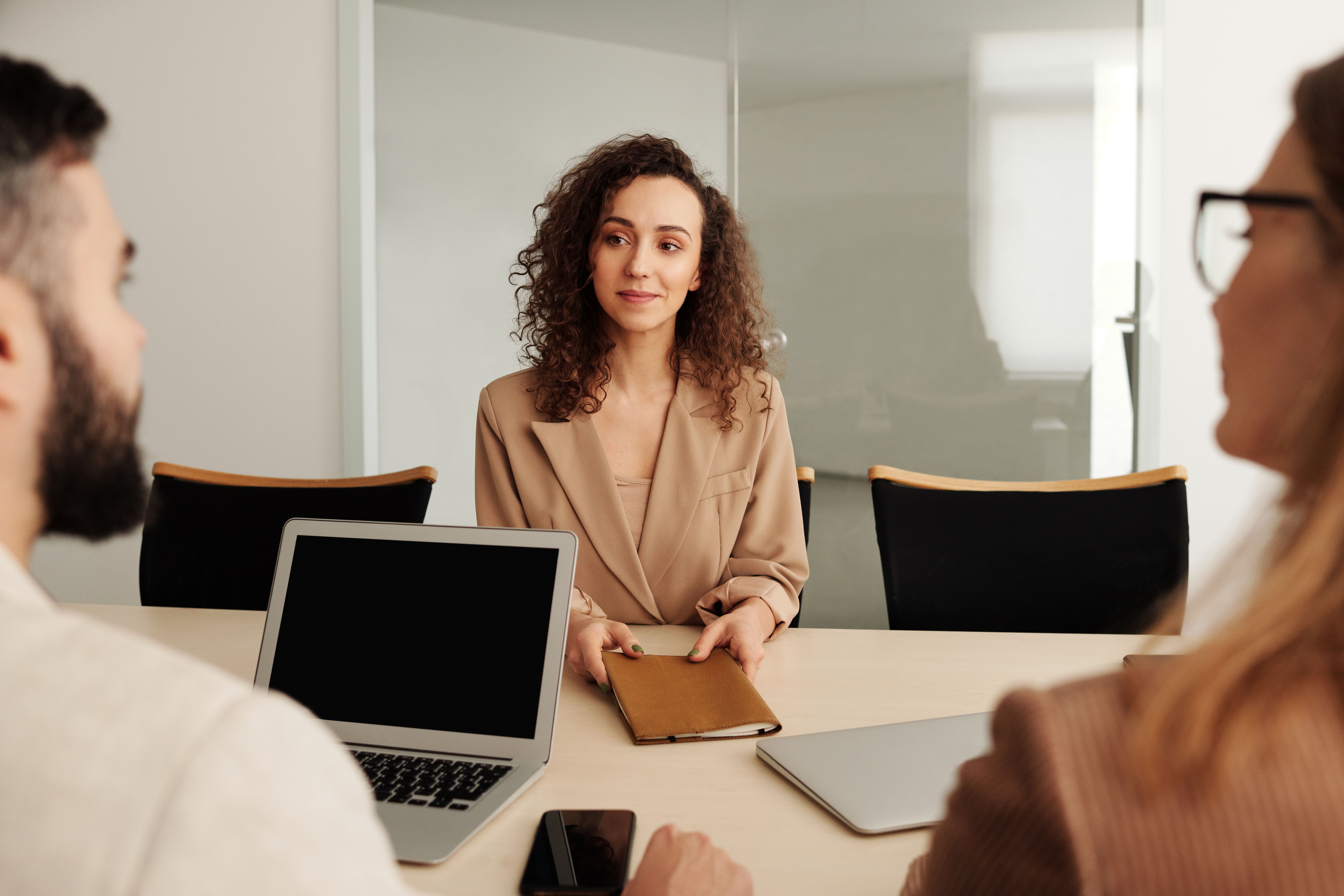 HR-professional in gesprek met collega’s tijdens een sollicitatiegesprek