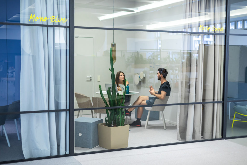  personas que trabajan en la sala de reuniones personio