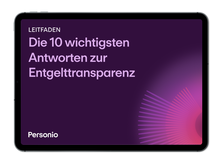 Tablet mit lila Hintergrund zeigt Personio-Leitfaden: "Die 10 wichtigsten Antworten zur Entgelttransparenz"