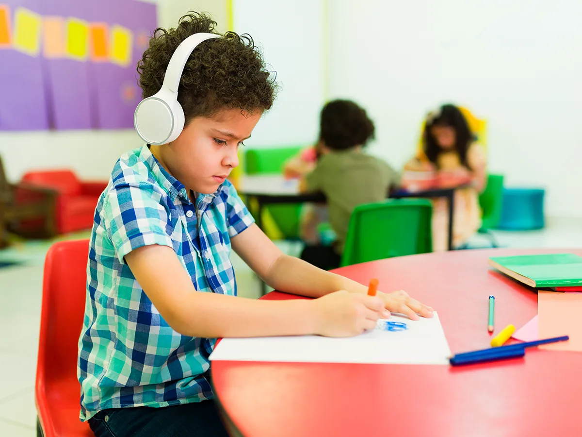 Assistive Technology for Auditory Processing Disorder, kid using assistive technology in a classroom