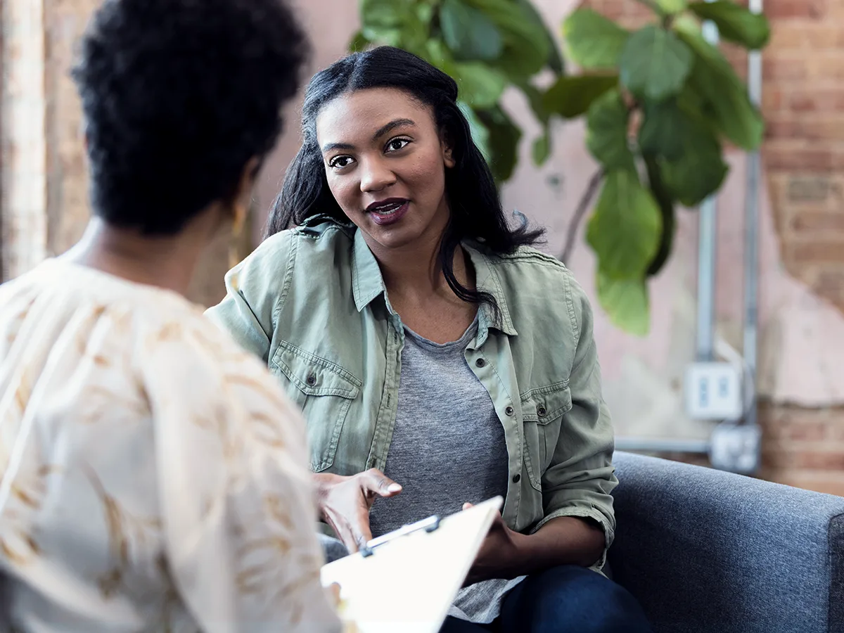 how adhd is diagnosed after high school. A woman speaks to a psychologist.