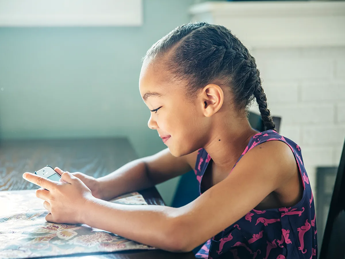How to help kids with ADHD manage screen, girl on a phone playing a game