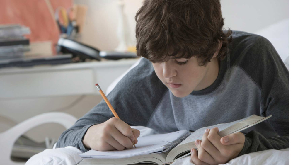 Подростку трудно учиться. Подросток занимается учебой. Снижение чтения. 20 Essential games to study.