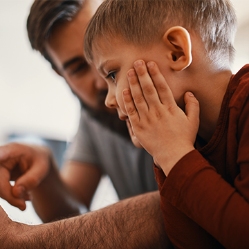 niños hablando y escuchando
