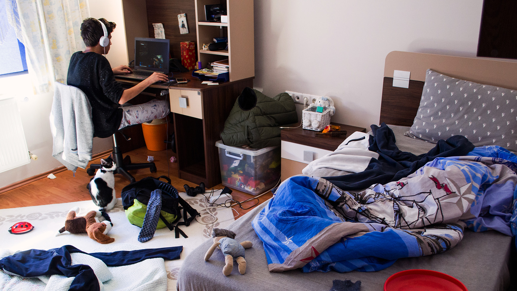 Как убраться в комнате если лень. Лень убираться. Уборка квартир до и после. Вдохновение на уборку. Мужчина наводит порядок в доме.