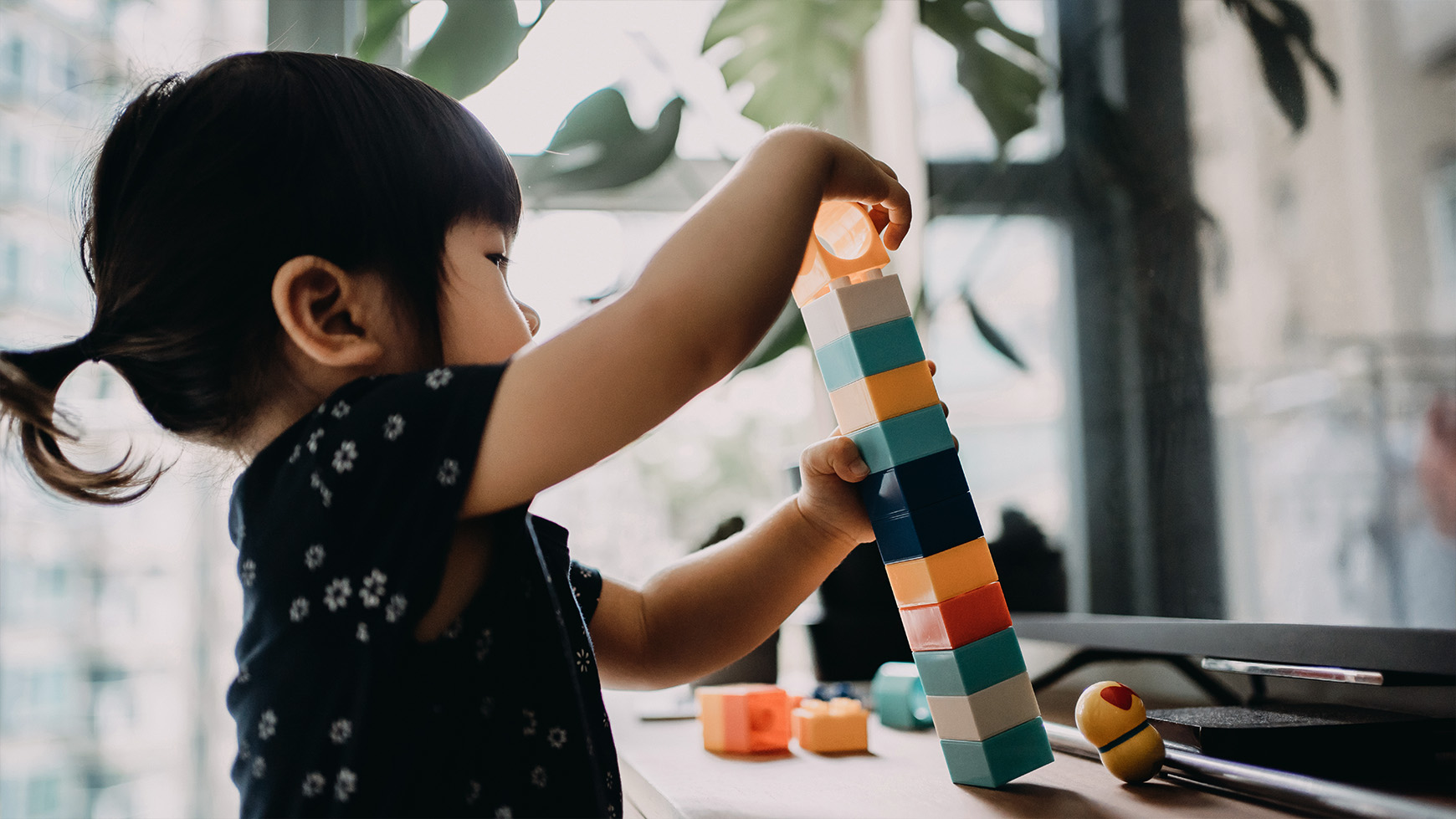 Детей считают обузой. Ребенок со счетами. Montessori Kids. Ребенок считает палочки.