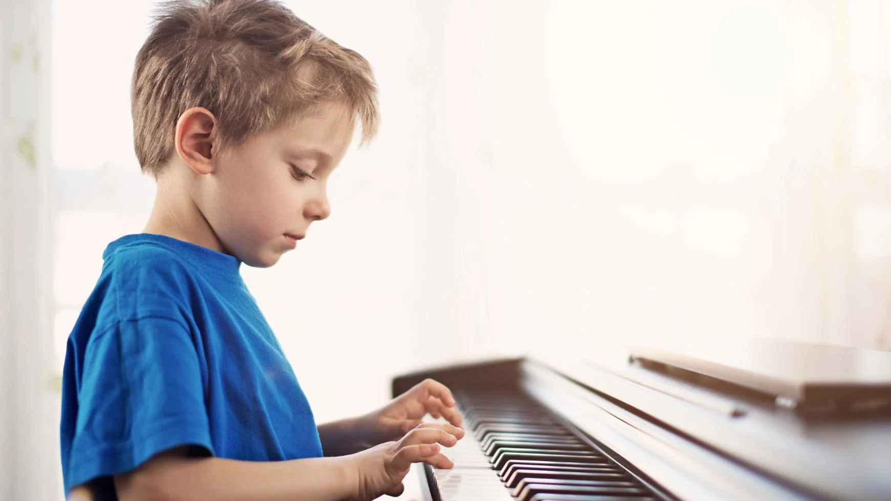 Does he play the piano. Мальчик за фортепиано. Ребенок за пианино. Фортепиано для детей. Ребенок за фортепиано.
