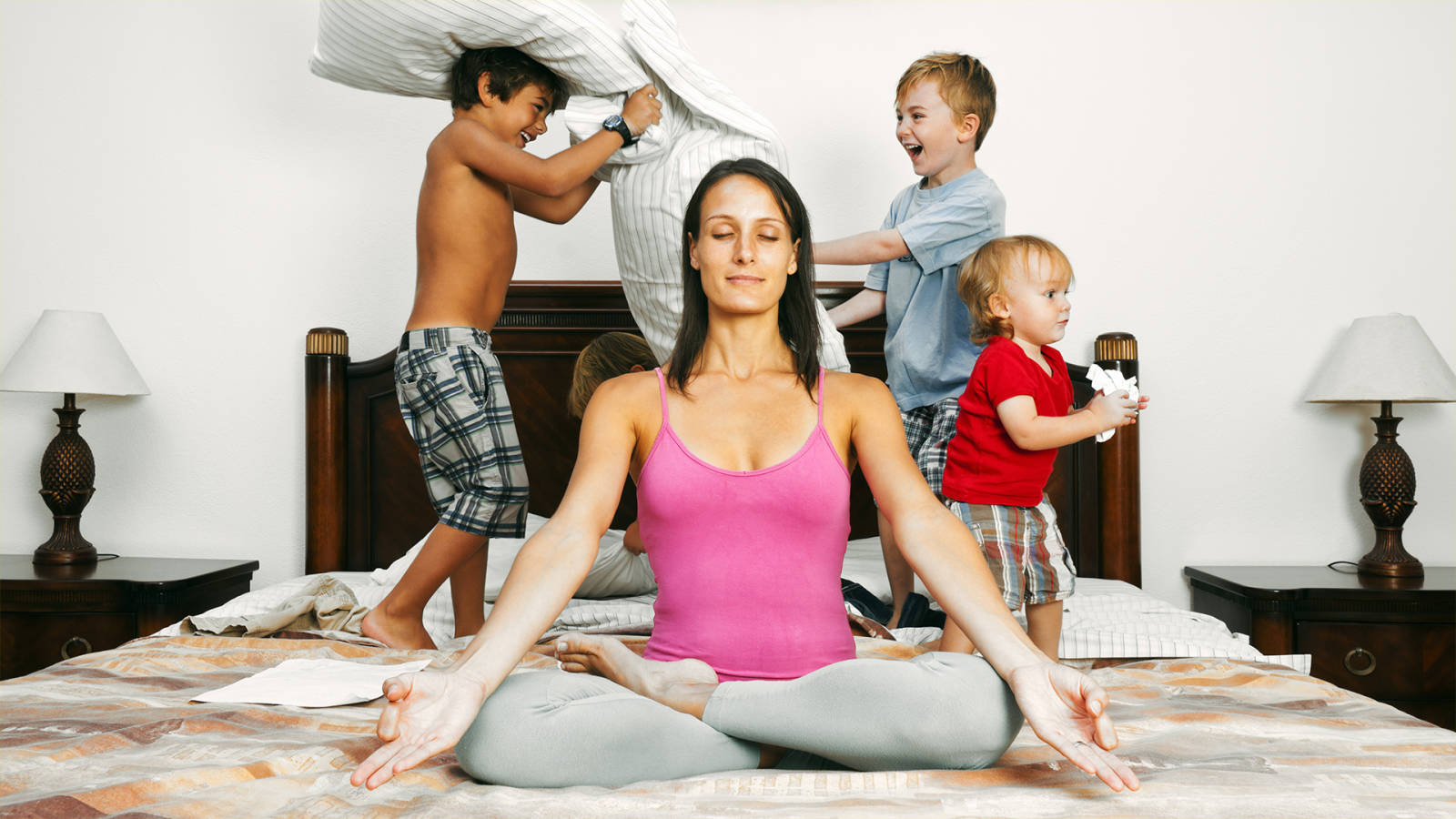 Медитации родители. Женщина с ребенком. Женщина в семье. Уставшая мама с детьми. Спокойствие в семье.