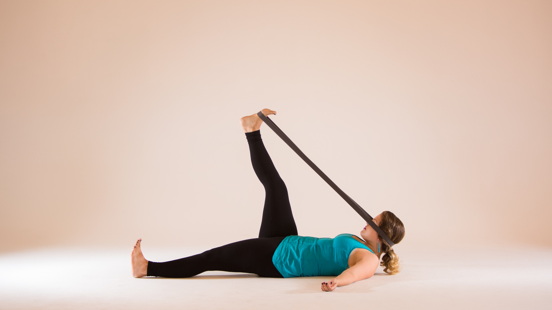 Cómo usar el cinturón de yoga. 14 posturas para principiantes