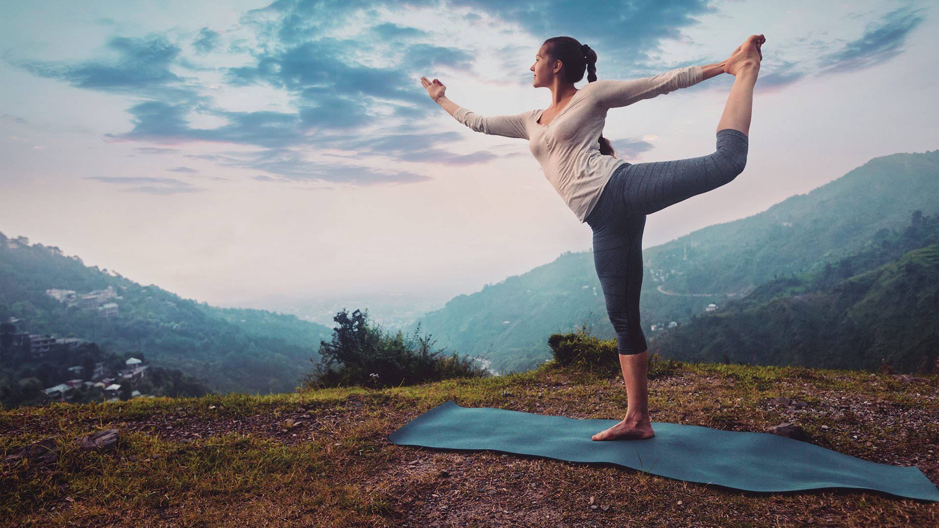 Geniş Omuzlu Yoga Yapan Kıza Dayayan