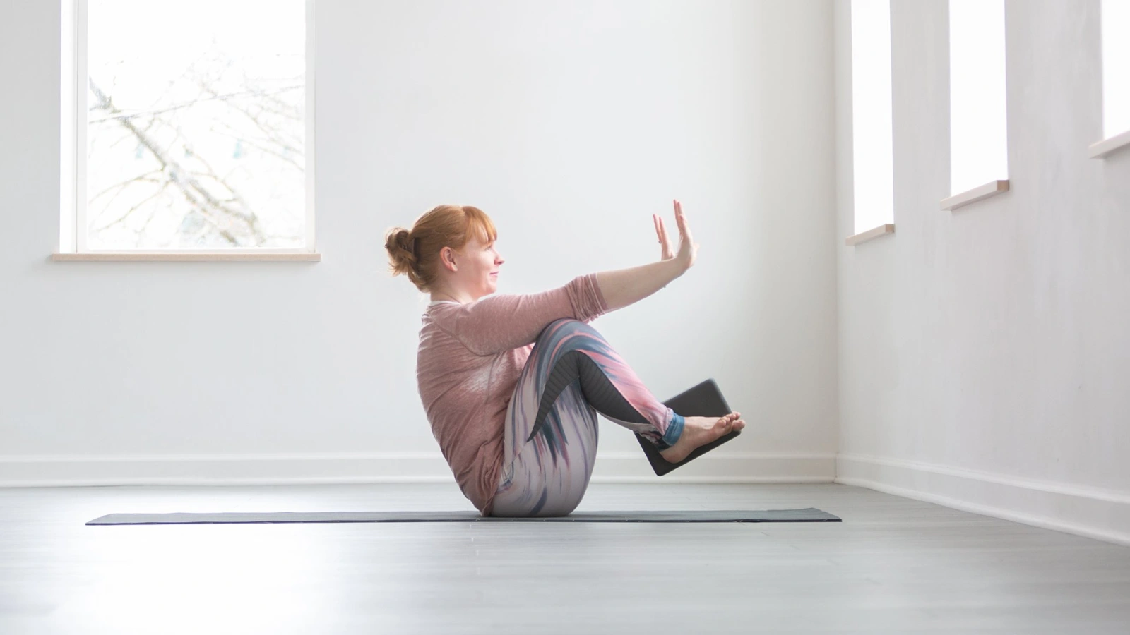 COMP] Finally able to hold crow for a few seconds, excited to keep working  on it : r/yoga