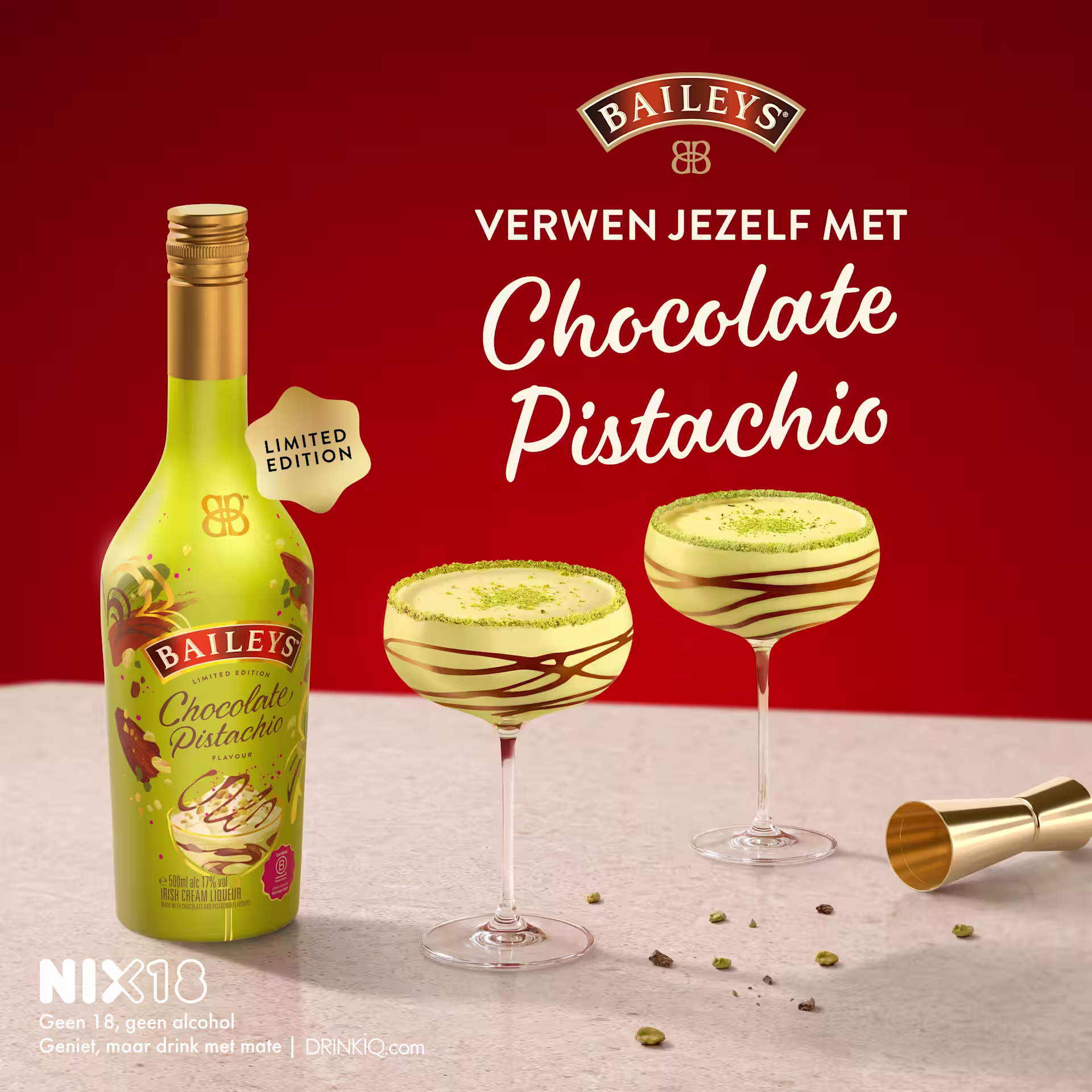 Een fles Baileys Chocolate Pistachio in beperkte oplage, met twee pistachecocktails, een chocoladesausje en een pistachegarnering