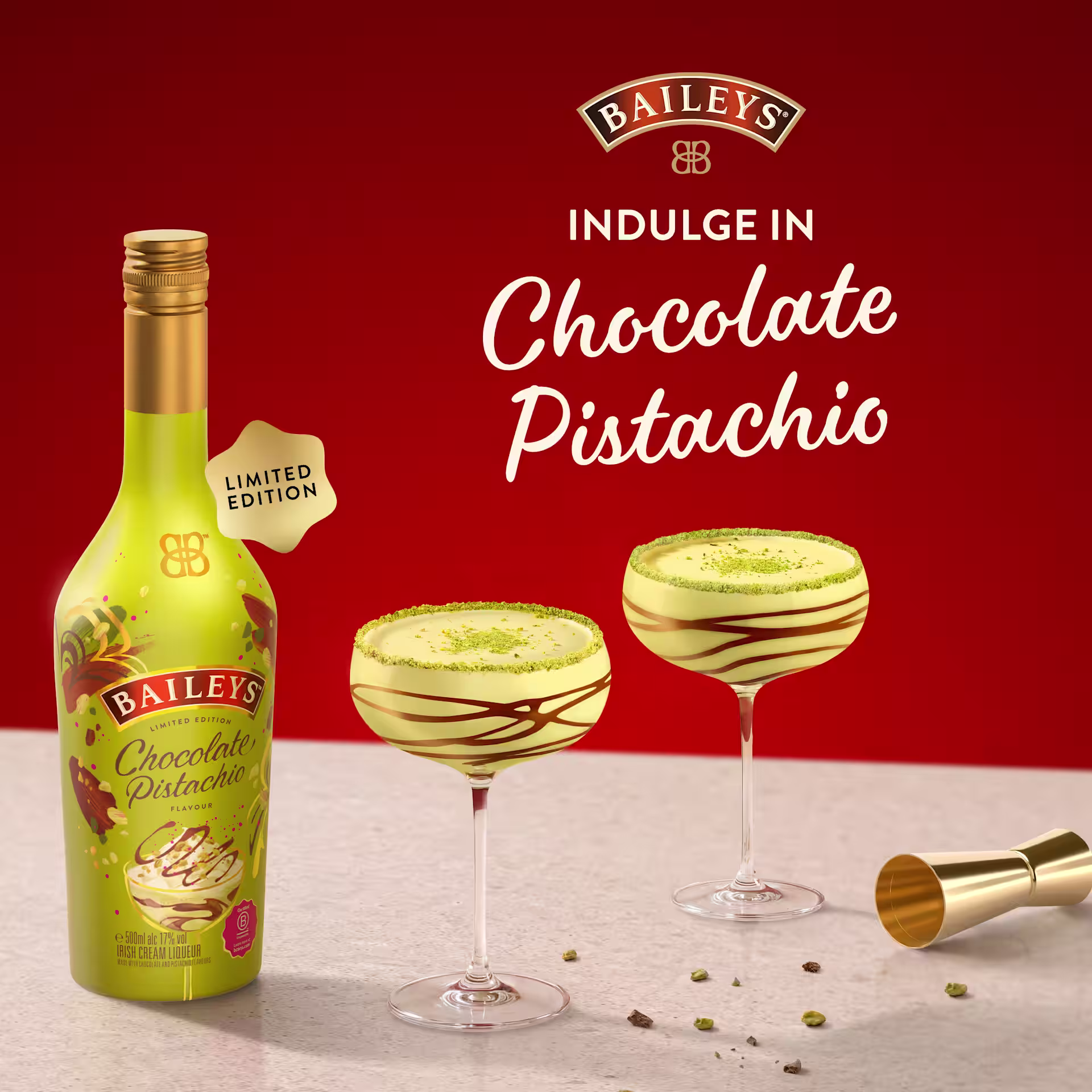Een fles Baileys Chocolate Pistachio in beperkte oplage, met twee pistachecocktails, een chocoladesausje en een pistachegarnering