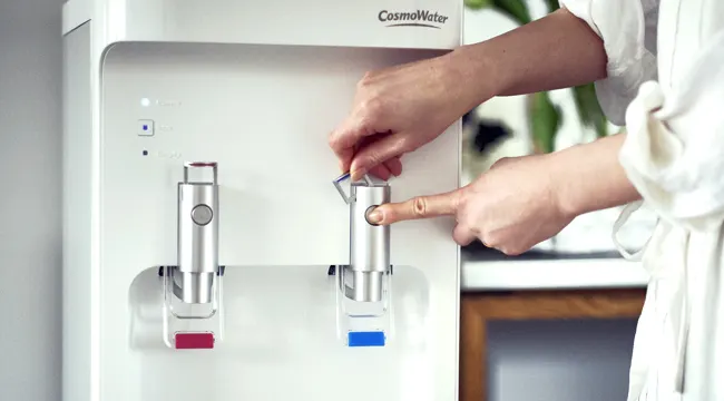 カット画像_出し入れ不要のボタン給水