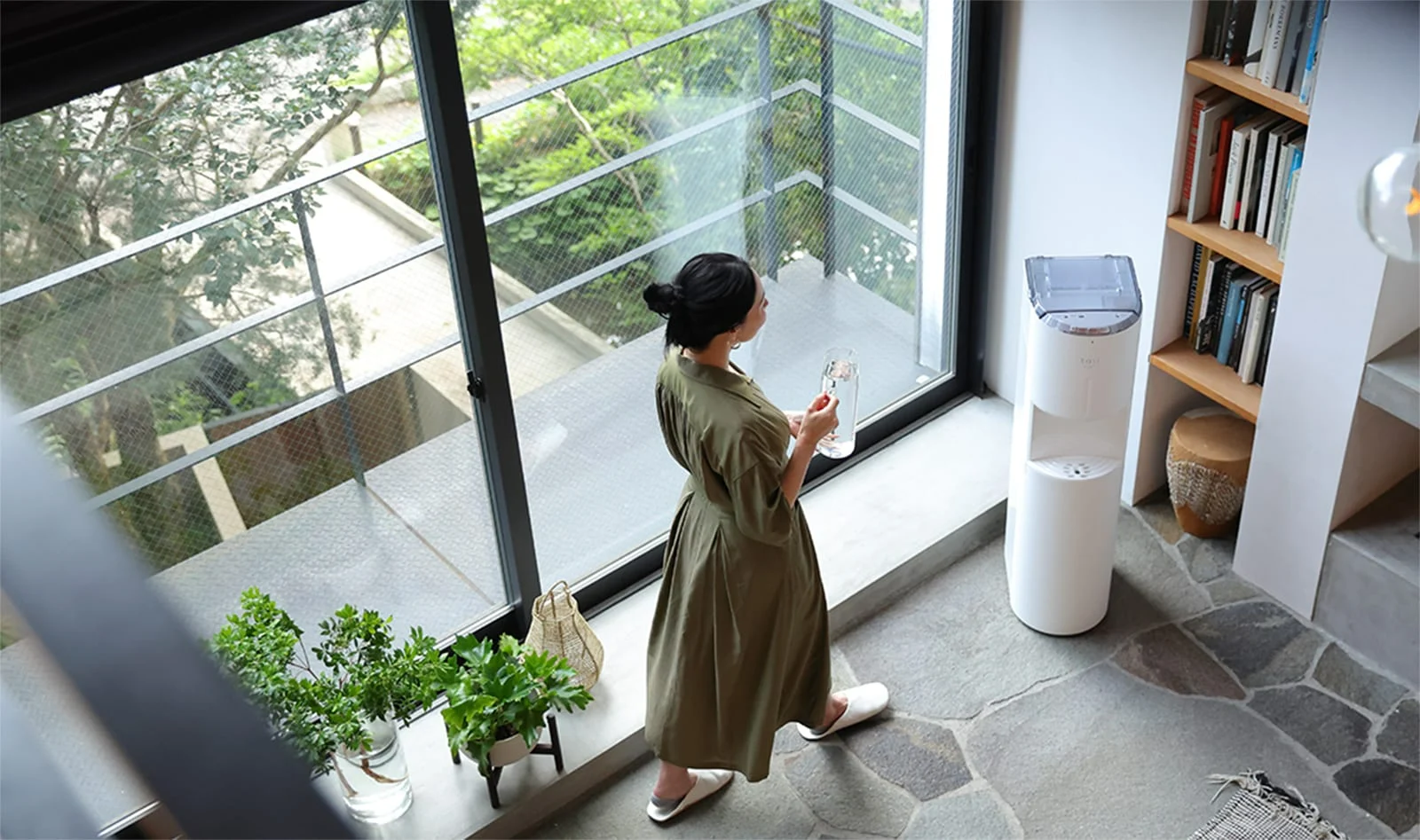 浄水型ウォーターサーバー・エブリィフレシャスを置いたおしゃれで静かなリビングを俯瞰している構図の画像