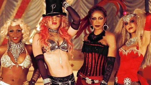 (Left to right) Lil Kim, Pink, Mya and Christina Aguilera performing the new sexy rendition of Lady Marmalade in 2001. Image credit: Kevin Mazur/WireImage 