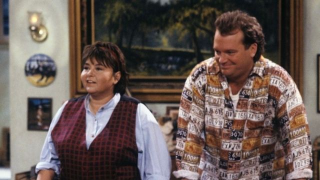 Tom Arnold met Roseanne on the set of the TV show "Roseanne". Image credit: Getty Images.